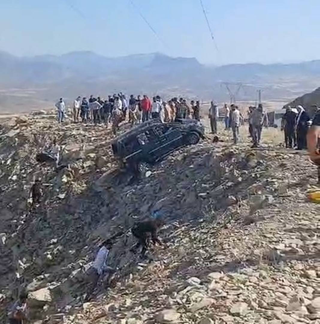 Hafif ticari araç şarampole devrildi: Aileden 3 kişi öldü, 2'si ağır 3 kişi yaralandı 3