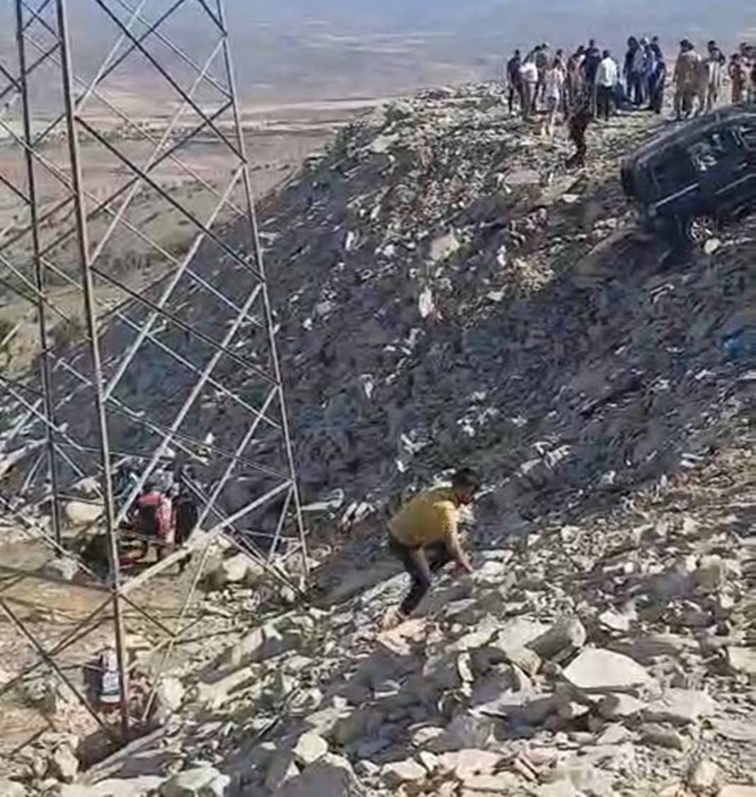 Hafif ticari araç şarampole devrildi: Aileden 3 kişi öldü, 2'si ağır 3 kişi yaralandı 4