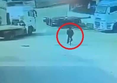 Bisikletli öğrencinin TIR'ın altında kalıp, öldüğü kaza kamerada 1