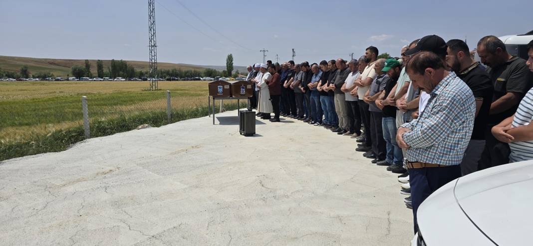Seçimden kalan husumet... Baba ve oğul yan yana toprağa verildi 1