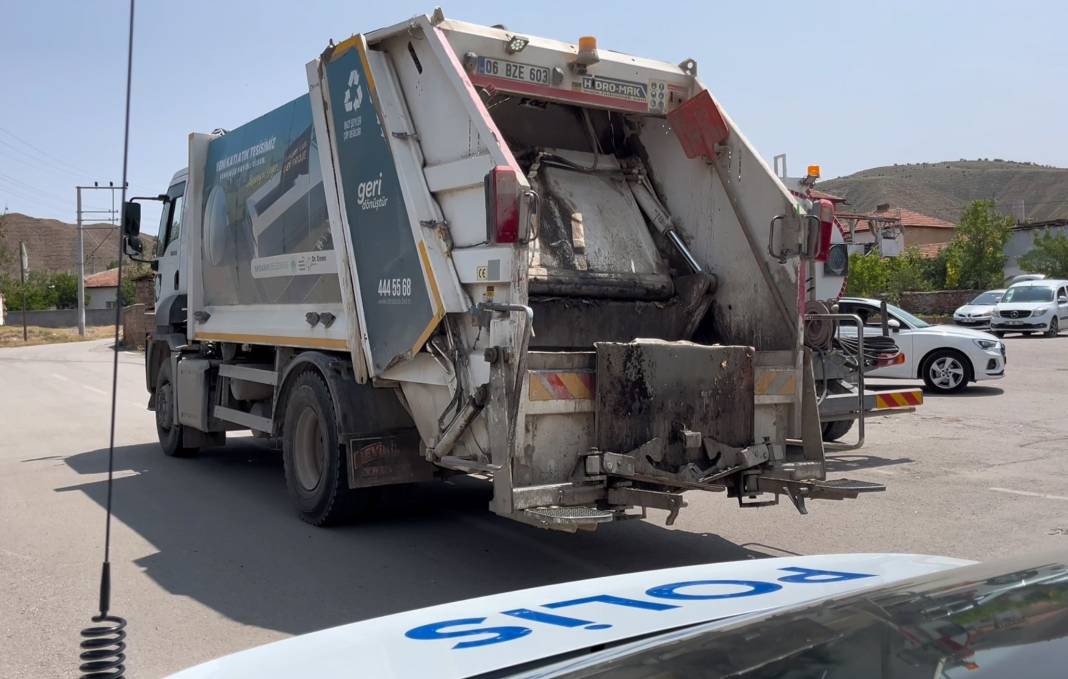 Çöp kamyonunun altında can verdi 2