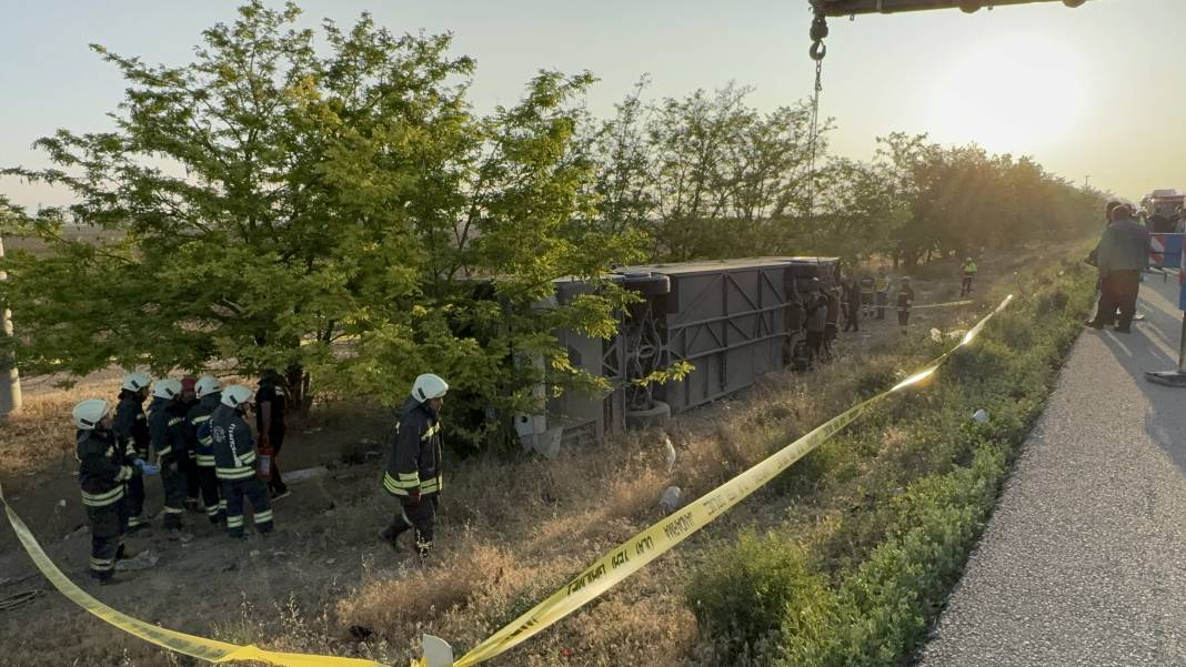 Konya’da bayram sabahı yolcu otobüsü devrildi: 1 ölü, 23 yaralı 2