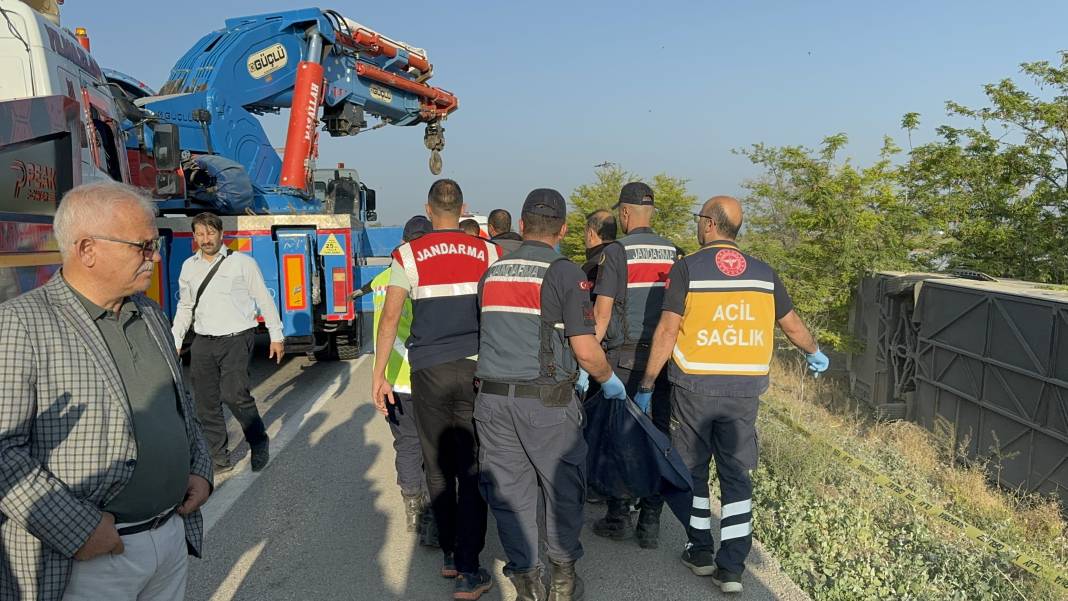 Konya’da bayram sabahı yolcu otobüsü devrildi: 1 ölü, 23 yaralı 3