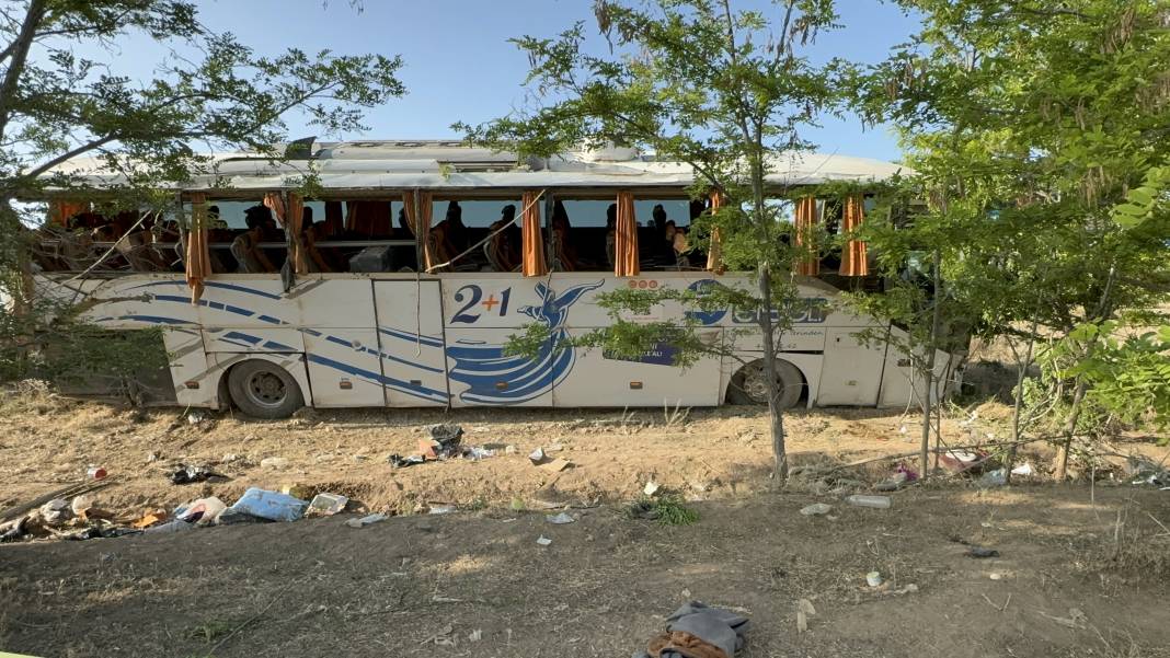Konya’da bayram sabahı yolcu otobüsü devrildi: 1 ölü, 23 yaralı 4