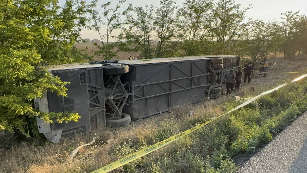 Konya’da bayram sabahı yolcu otobüsü devrildi: 1 ölü, 23 yaralı 5