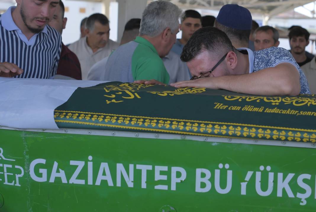 Gözyaşları sel oldu, babası güçlükle ayakta durdu... Hayatını kaybetti 2