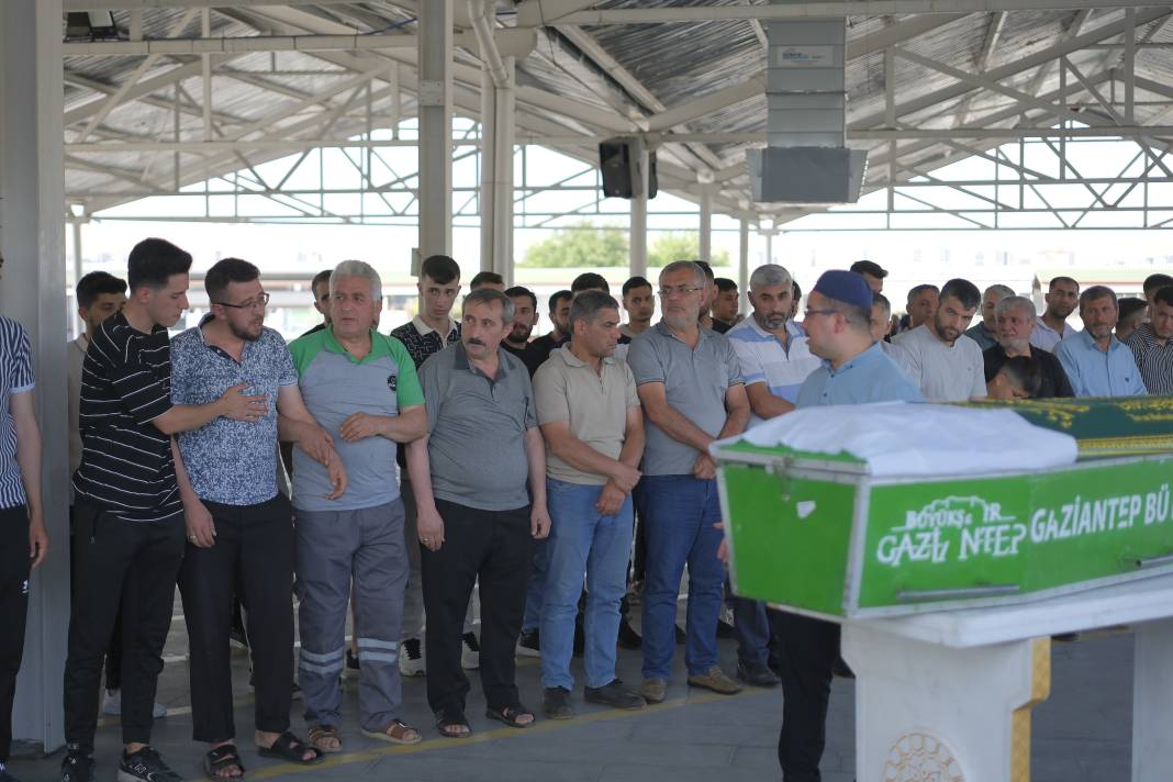 Gözyaşları sel oldu, babası güçlükle ayakta durdu... Hayatını kaybetti 4