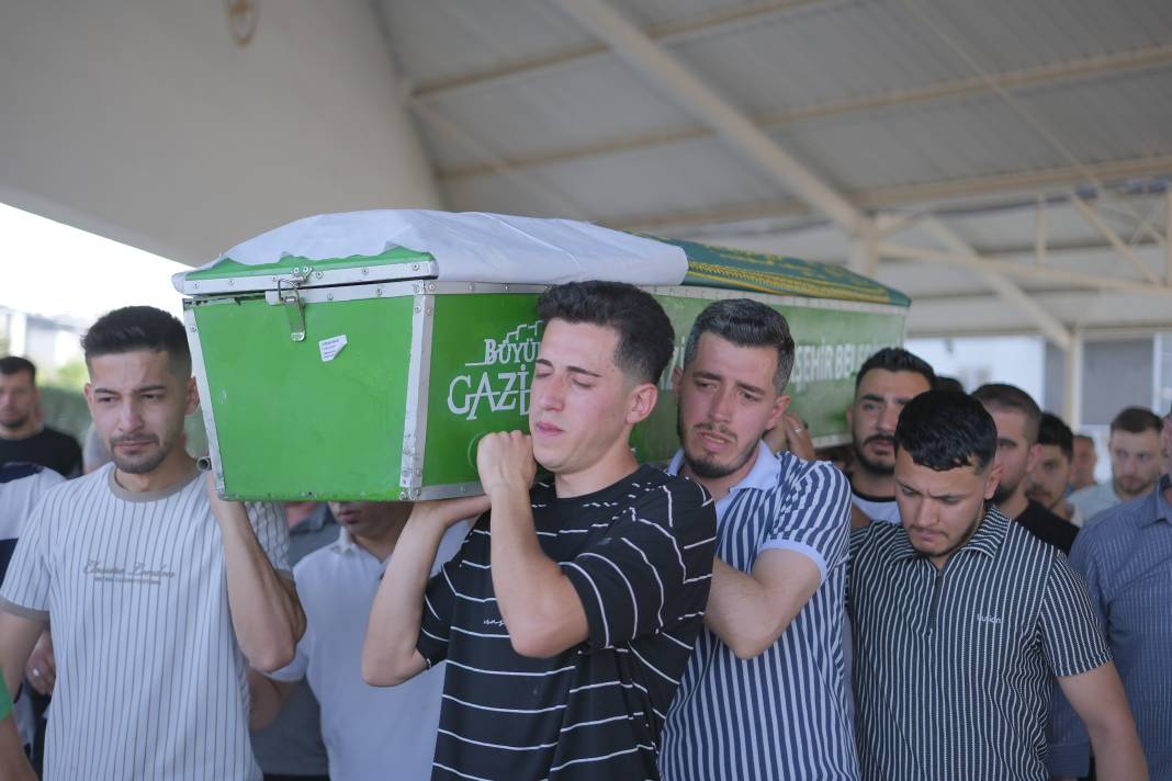 Gözyaşları sel oldu, babası güçlükle ayakta durdu... Hayatını kaybetti 5