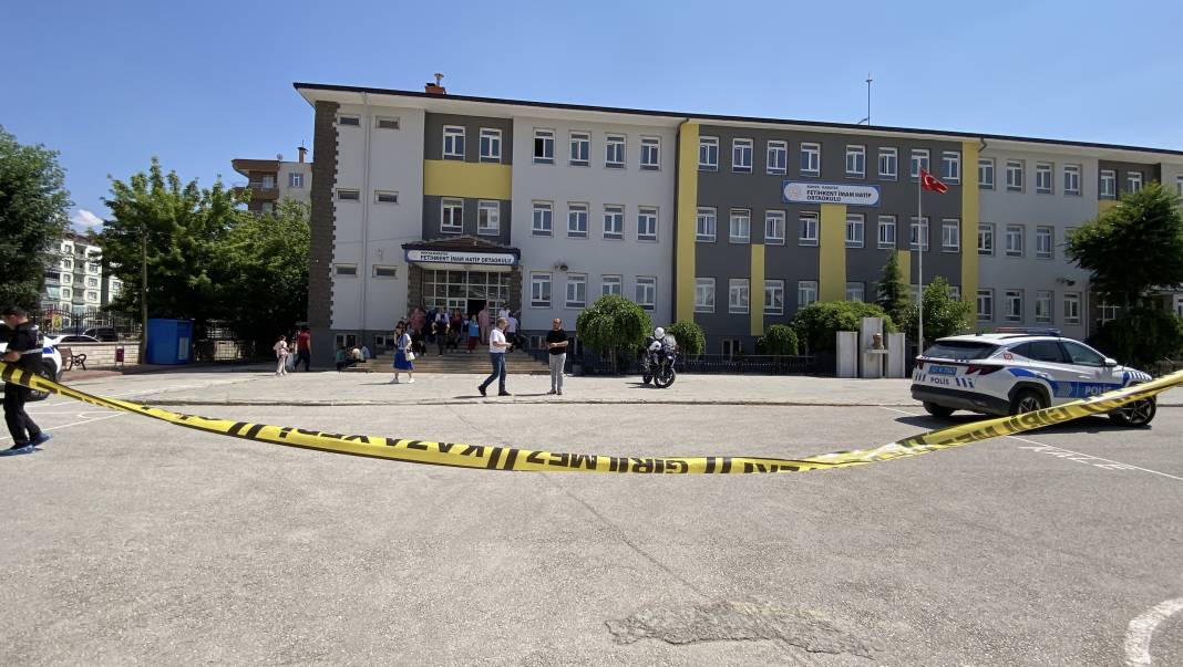 Konya'da bir öğretmen okulda uğradığı silahlı saldırıda hayatını kaybetti 1