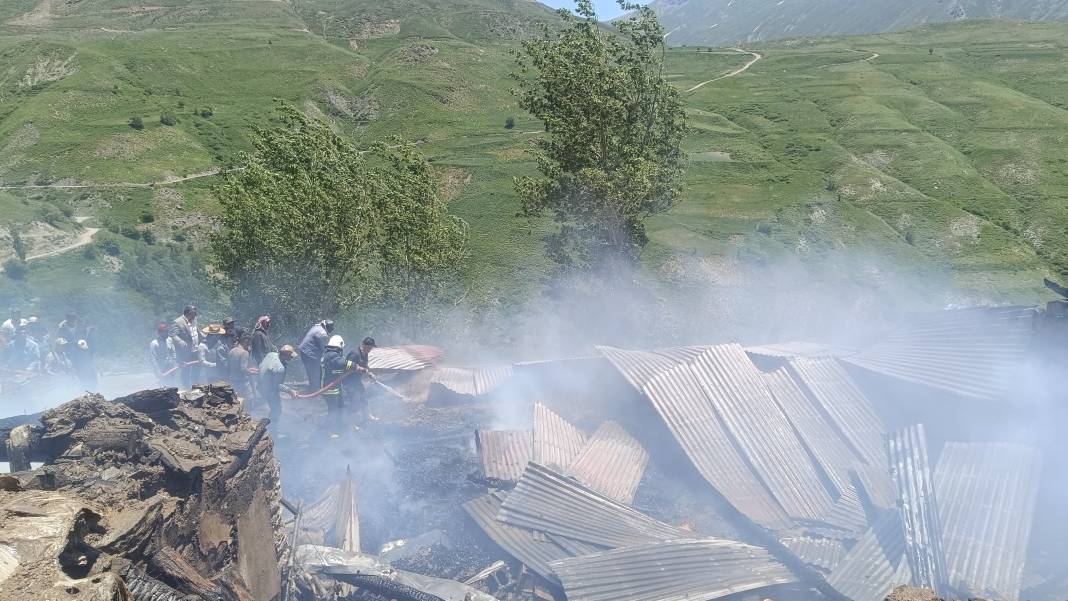 Ev yangınında dumandan zehirlenen 14 yaşındaki çocuk öldü 3