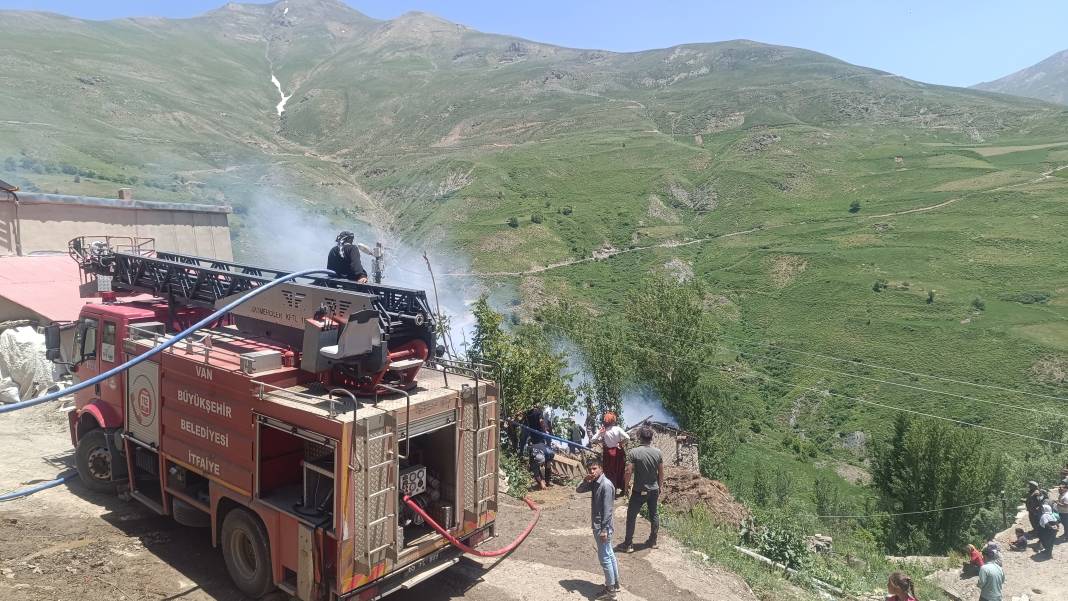 Ev yangınında dumandan zehirlenen 14 yaşındaki çocuk öldü 4