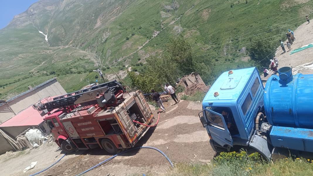 Ev yangınında dumandan zehirlenen 14 yaşındaki çocuk öldü 5