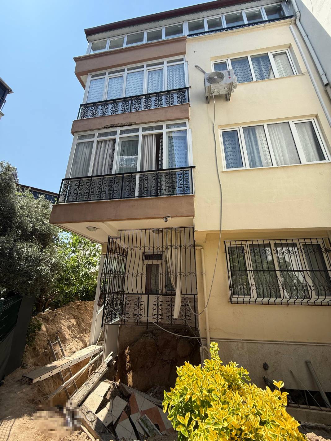 Çöken balkonun altında kalan işçi öldü 8