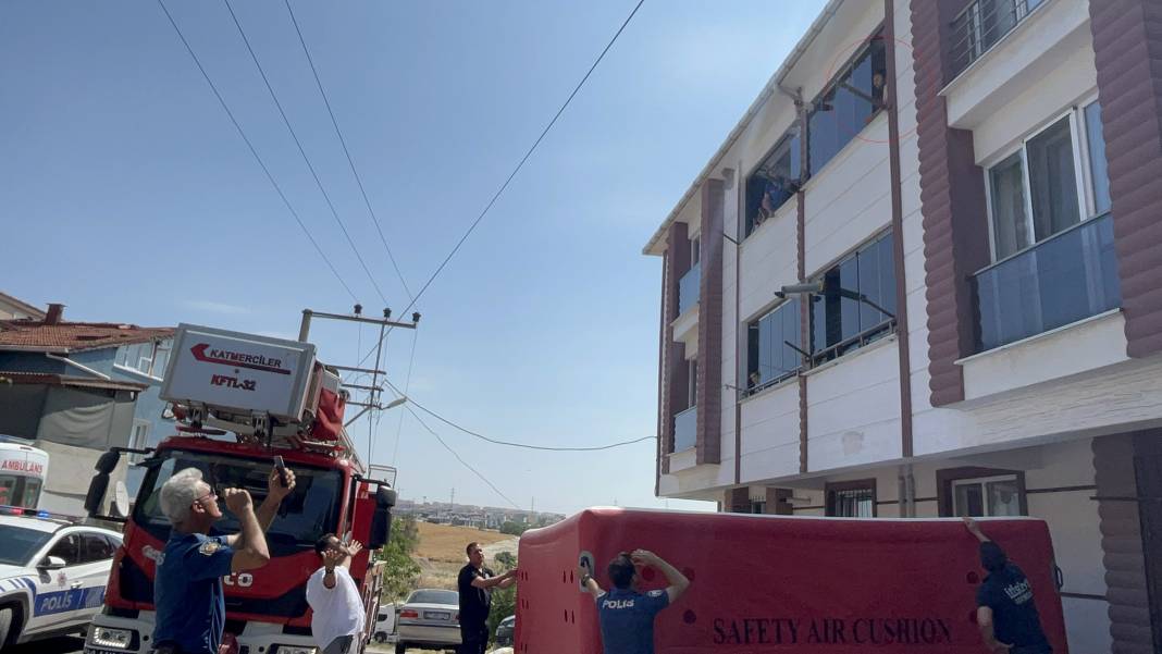 Bebeği rehin aldı! Balkondan fırlattığı yürekleri ağza getirdi 2