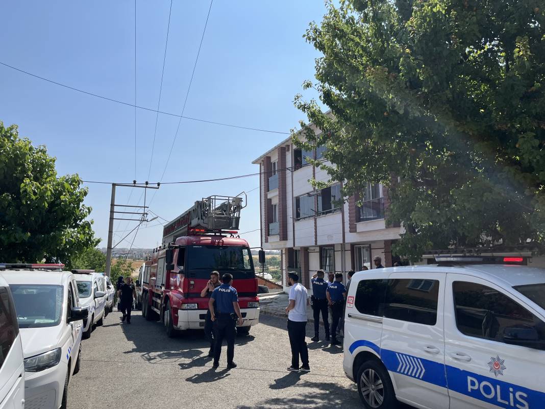 Bebeği rehin aldı! Balkondan fırlattığı yürekleri ağza getirdi 8