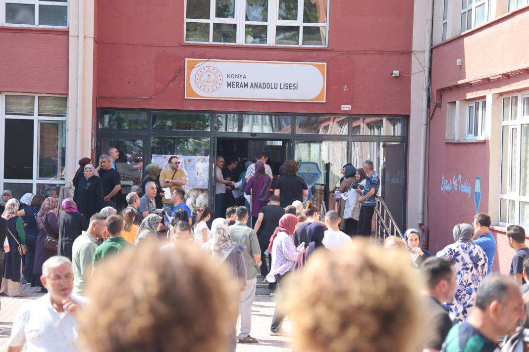 Konya'da YKS heyecanı... Kimisi koşarak yetişti, kimisi gözyaşları içinde veda etti 5