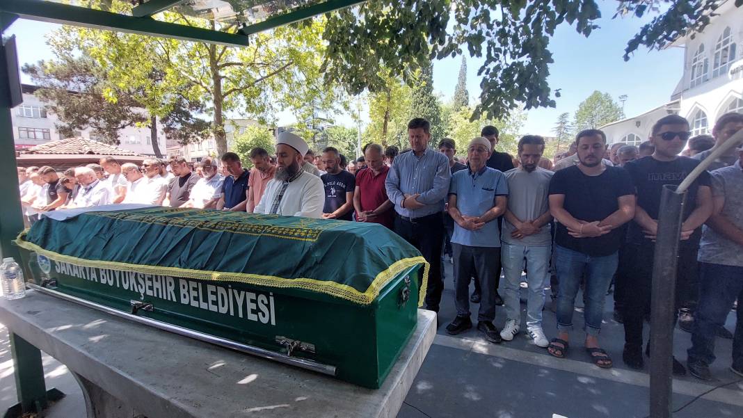 Hayattan koparılan genç, son yolculuğuna uğurlandı 7