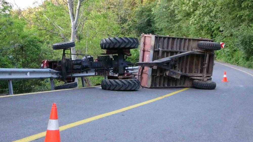 Traktör devrildi! Sürücüsü altında kaldı 1