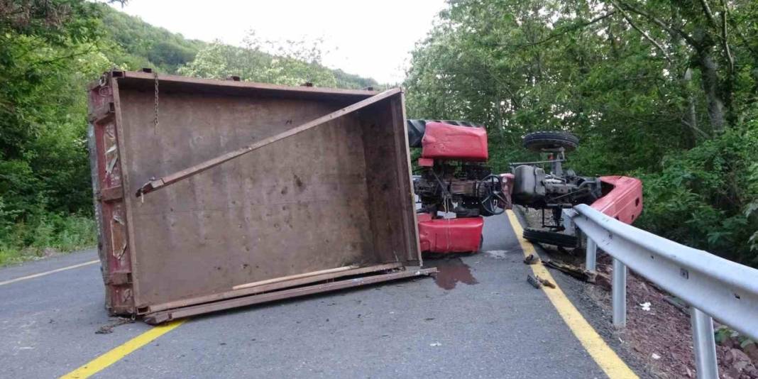 Traktör devrildi! Sürücüsü altında kaldı 2