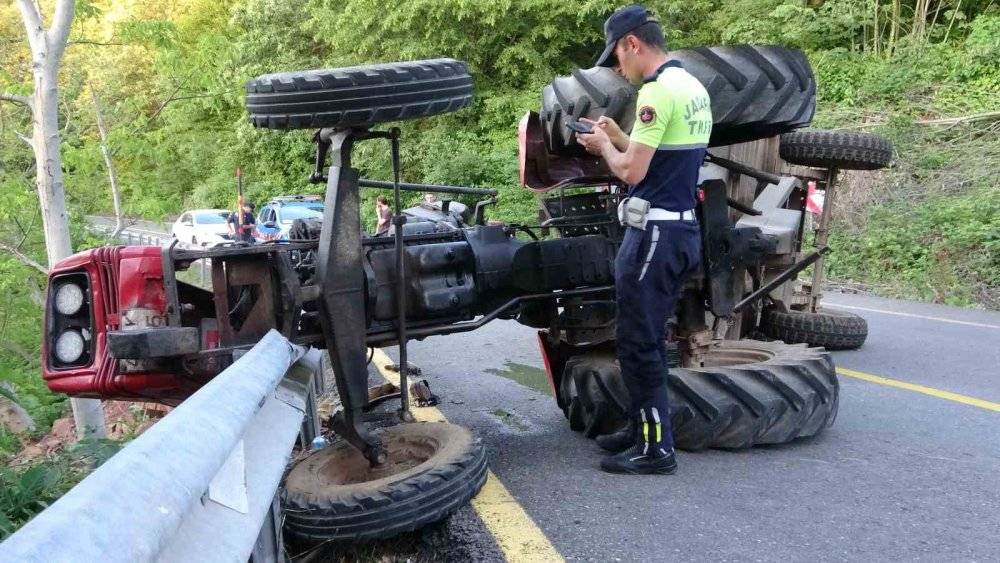 Traktör devrildi! Sürücüsü altında kaldı 3