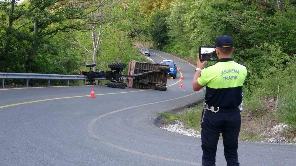 Traktör devrildi! Sürücüsü altında kaldı 4