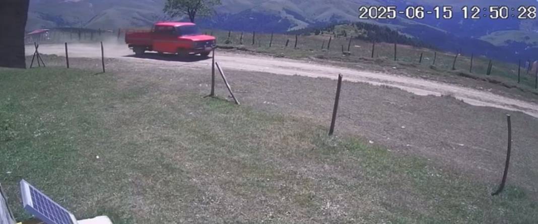 Kayıp olarak aranan 2 kişi, uçuruma yuvarlanan kamyonette ölü bulundu 1