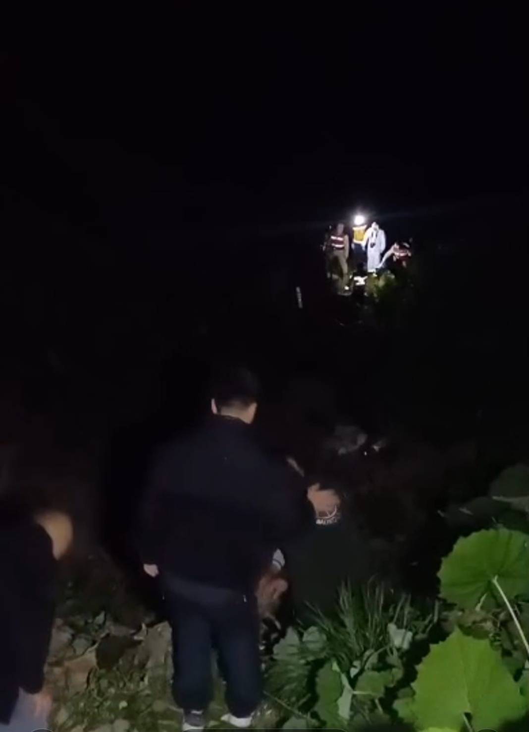 Kayıp olarak aranan 2 kişi, uçuruma yuvarlanan kamyonette ölü bulundu 2