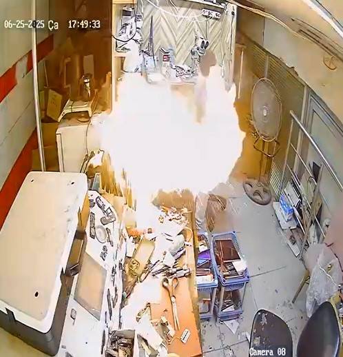 Cep telefonu tamir esnasında bomba gibi patladı 1