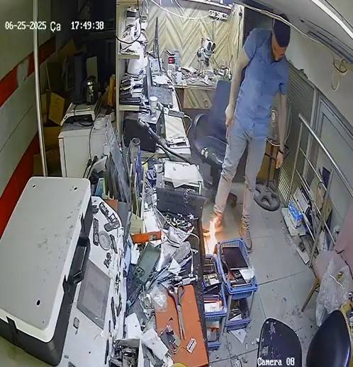 Cep telefonu tamir esnasında bomba gibi patladı 2