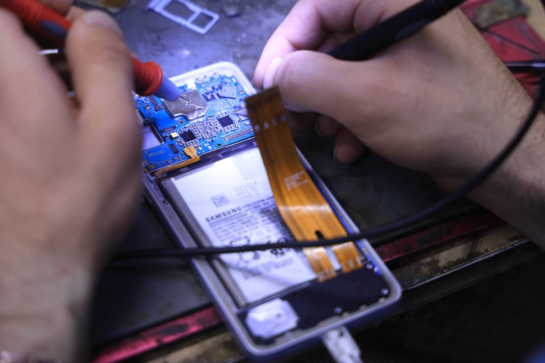 Cep telefonu tamir esnasında bomba gibi patladı 3