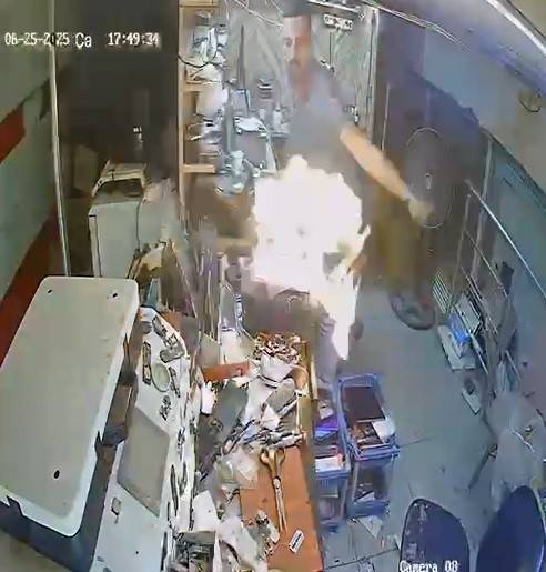 Cep telefonu tamir esnasında bomba gibi patladı 4