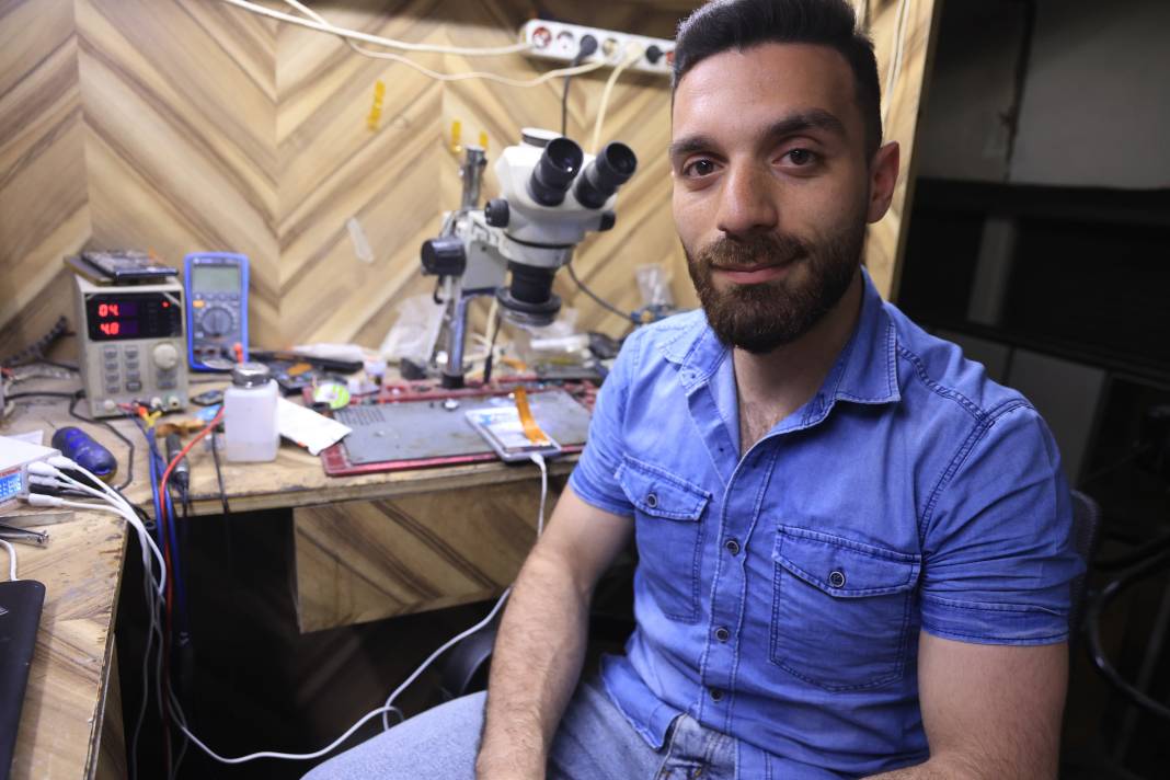 Cep telefonu tamir esnasında bomba gibi patladı 5