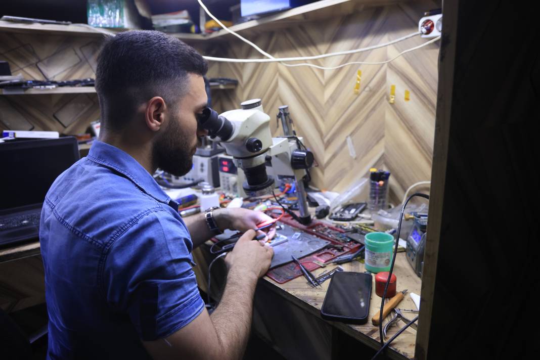 Cep telefonu tamir esnasında bomba gibi patladı 6