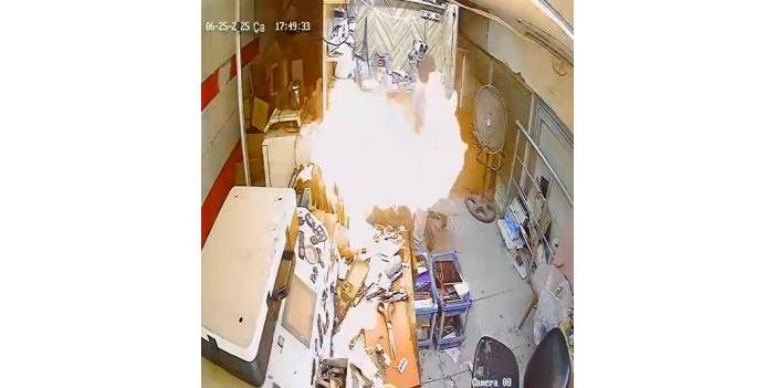Cep telefonu tamir esnasında bomba gibi patladı