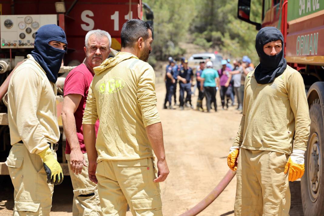 Sakarya'da büyük yangın... 700 personel, 200 araç ve 11 helikopter iş başında 5