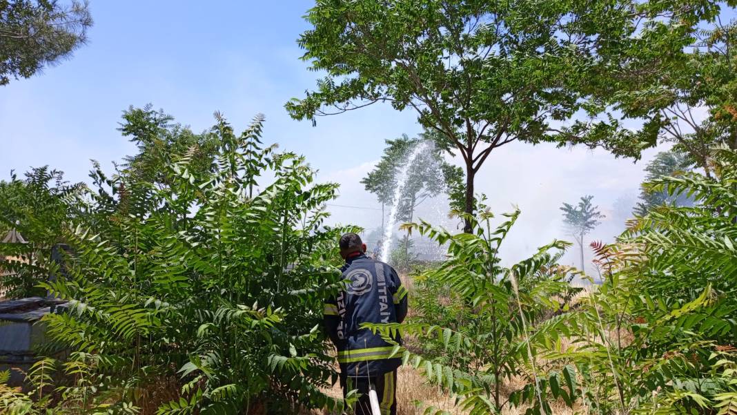 Yangın yürekleri sızlattı! Mezarlar alev alev yandı 1