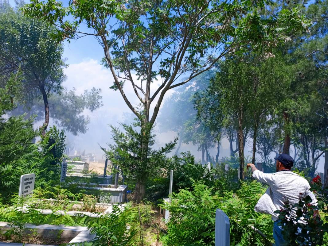 Yangın yürekleri sızlattı! Mezarlar alev alev yandı 5