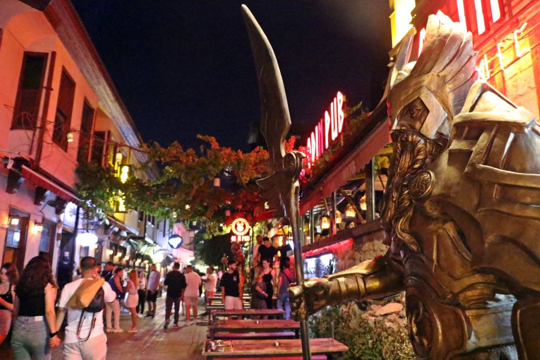 Nüfusu gündüz 82, gece 10 bin 4