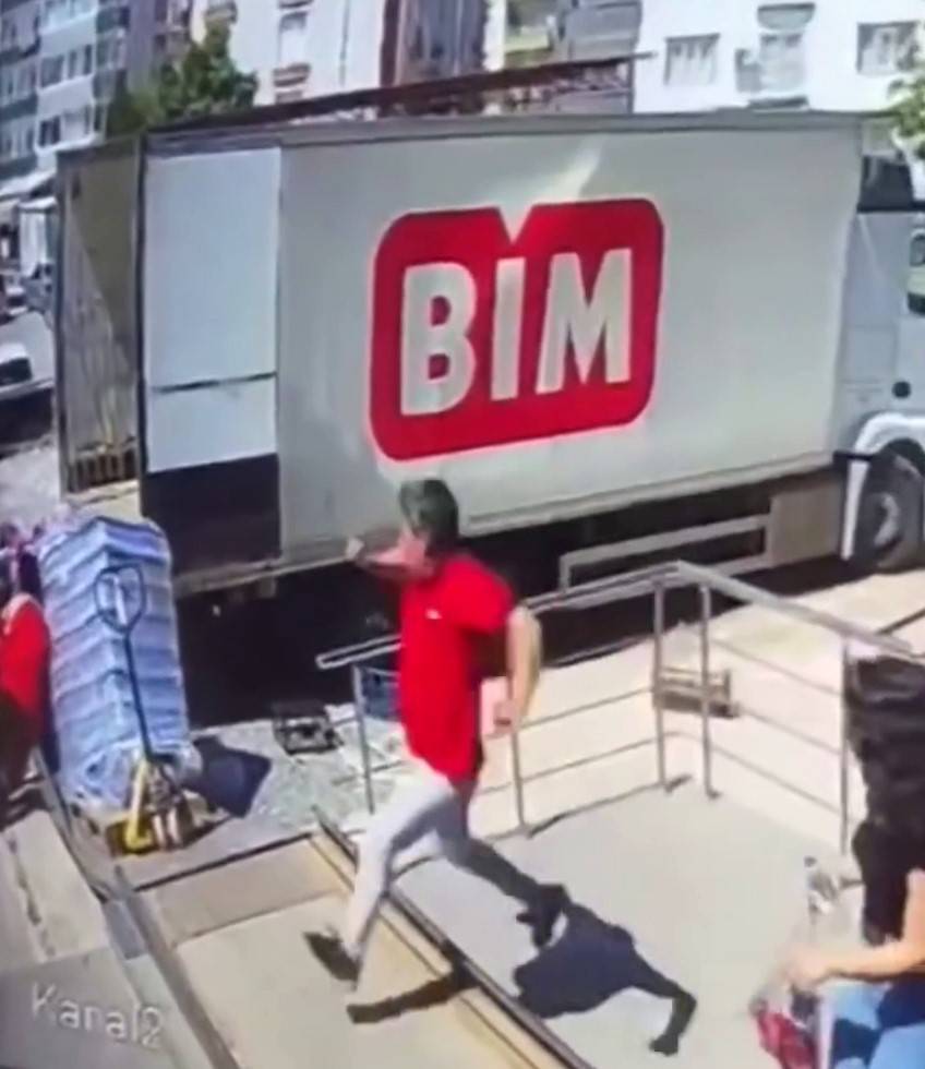 BİM'de feci kaza! Market personeli taşıdığı yükle... 1