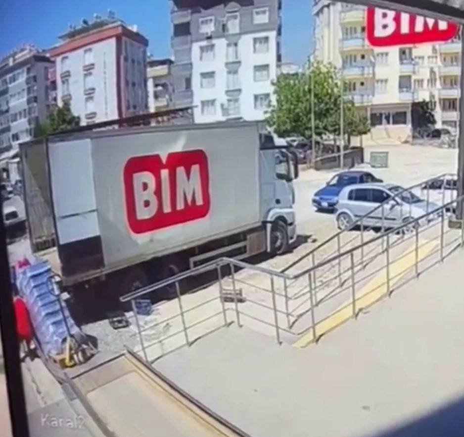 BİM'de feci kaza! Market personeli taşıdığı yükle... 2