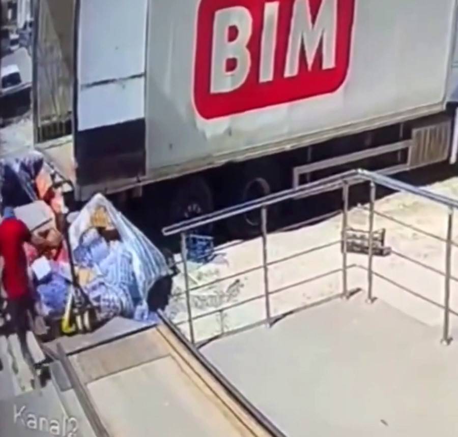 BİM'de feci kaza! Market personeli taşıdığı yükle... 3