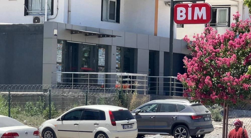 BİM'de feci kaza! Market personeli taşıdığı yükle... 4