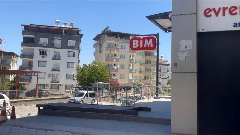 BİM'de feci kaza! Market personeli taşıdığı yükle... 5