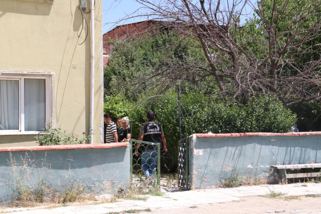 Evinde ölü bulundu 4