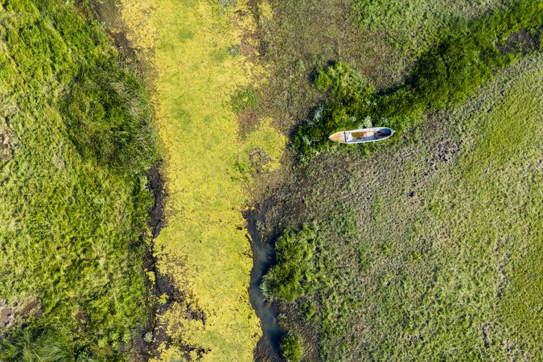 Beyşehir Gölü'nde kuraklık nedeniyle ortaya çıkan gözeler havadan görüntülendi 6