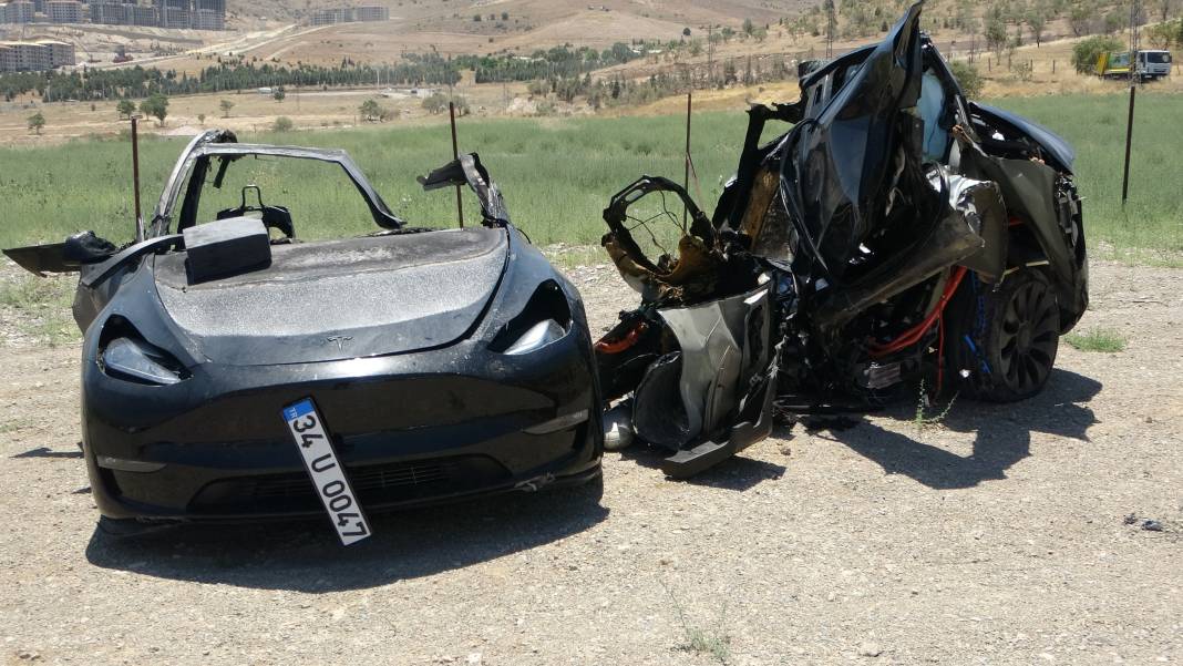 Tesla kazası... Araç ikiye bölündü, 2 hemşire hayatını kaybetti 1