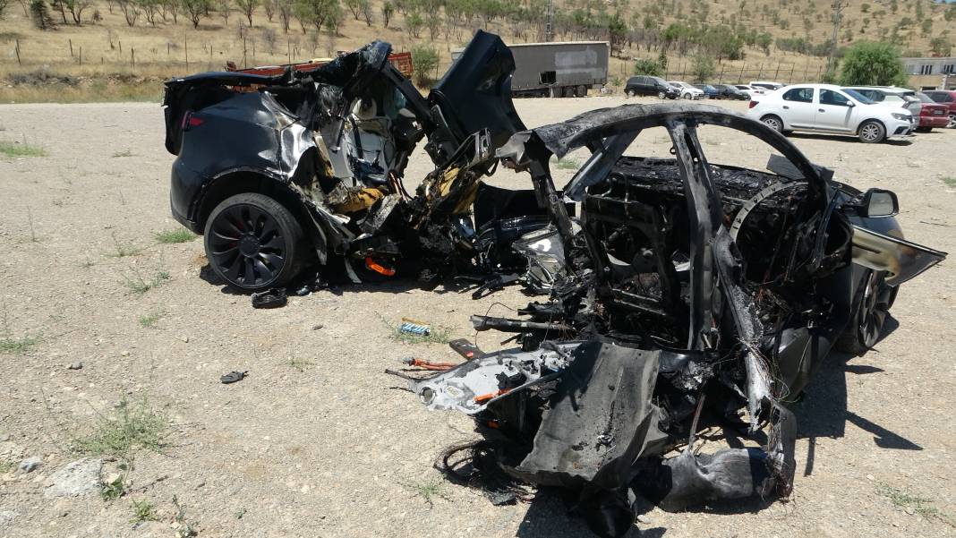 Tesla kazası... Araç ikiye bölündü, 2 hemşire hayatını kaybetti 2