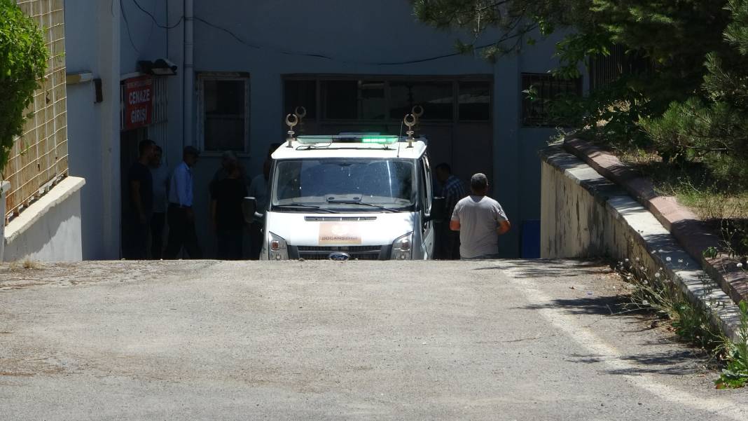 Tesla kazası... Araç ikiye bölündü, 2 hemşire hayatını kaybetti 3