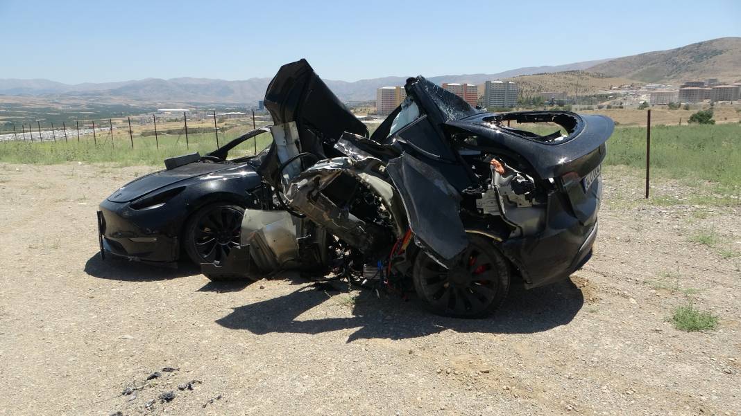 Tesla kazası... Araç ikiye bölündü, 2 hemşire hayatını kaybetti 4