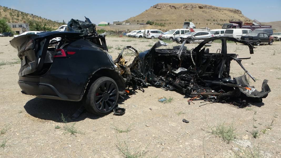 Tesla kazası... Araç ikiye bölündü, 2 hemşire hayatını kaybetti 5